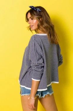 Stylowy sweter w paseczki - granatowy