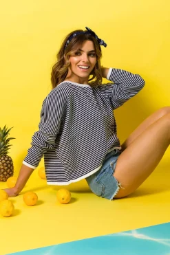 Stylowy sweter w paseczki - granatowy