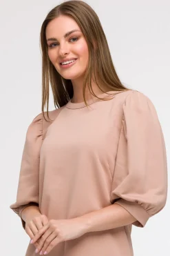 Sukienka dresowa z bufiastymi rękawami - mocca