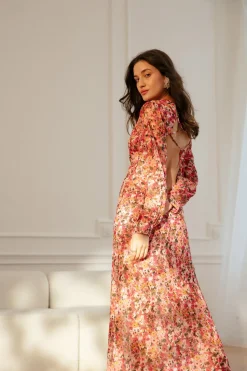 Sukienka maxi w kwiaty z odkrytymi plecami - model 1