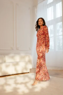 Sukienka maxi w kwiaty z odkrytymi plecami - model 1