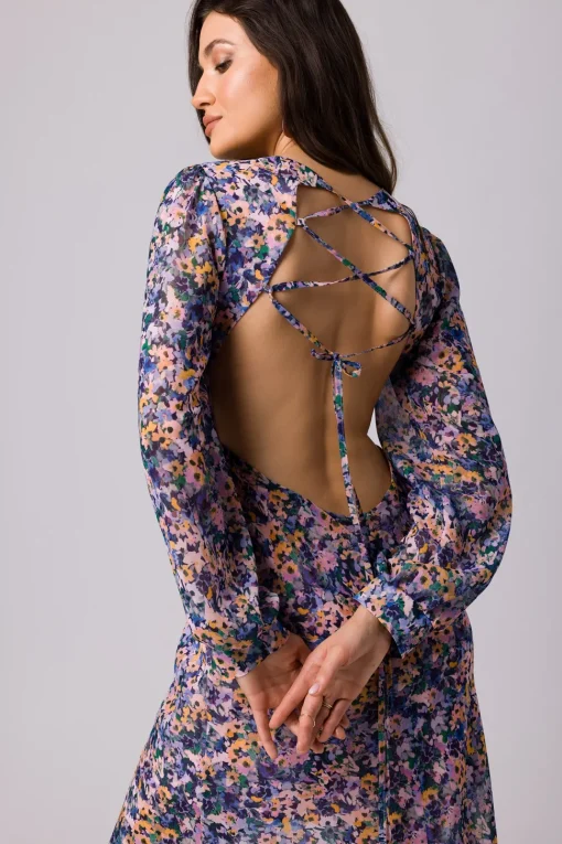Sukienka maxi w kwiaty z odkrytymi plecami - model 2