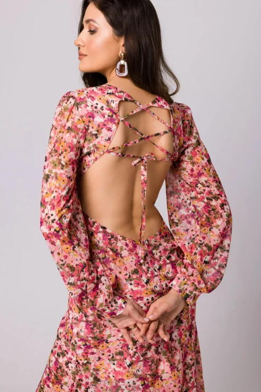 Sukienka maxi w kwiaty z odkrytymi plecami - model 1