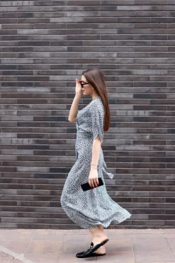 Sukienka maxi wiązana w pasie - model 2