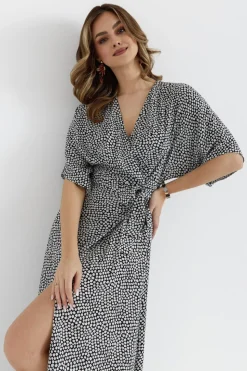 Sukienka maxi wiązana w pasie - model 2
