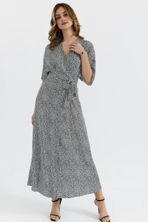 Sukienka maxi wiązana w pasie - model 2