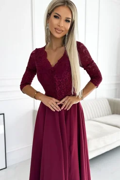 Sukienka maxi z rozcięciem na nogę i dekoltem V - bordowa