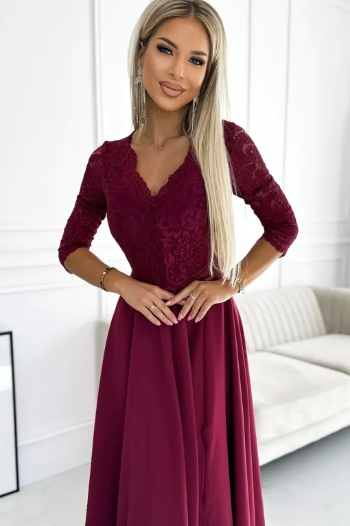 Sukienka maxi z rozcięciem na nogę i dekoltem V - bordowa