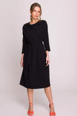 Sukienka oversize z paskiem w talii - czarna