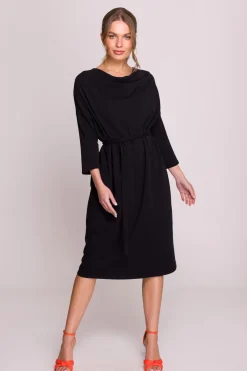Sukienka oversize z paskiem w talii - czarna