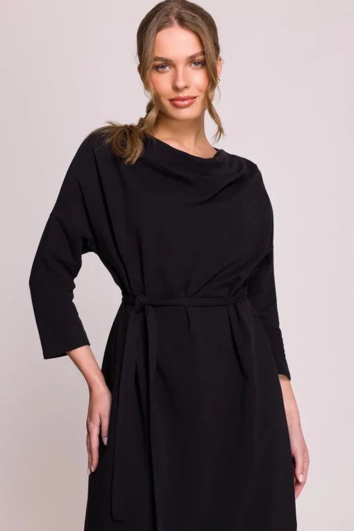 Sukienka oversize z paskiem w talii - czarna