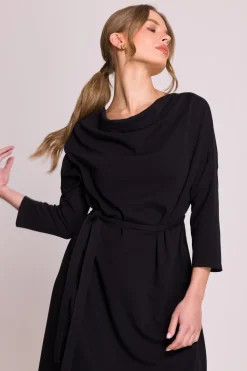 Sukienka oversize z paskiem w talii - czarna