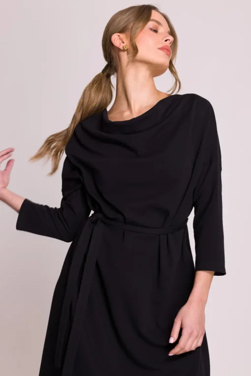 Sukienka oversize z paskiem w talii - czarna