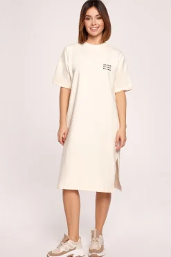 Sukienka t-shirtowa midi - śmietankowa