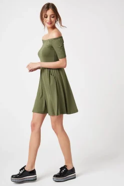 Sukienka z odkrytymi ramionami - khaki