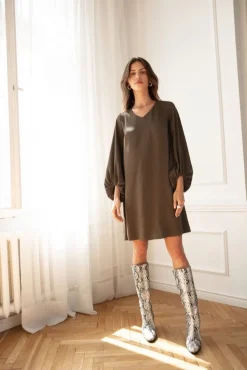 Sukienka z szerokimi rękawami i dekoltem - khaki