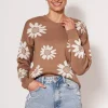 Sweter w kwiatki o prostym kroju - mocca