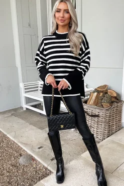 Sweter w paski z opuszczoną linią ramienia - czarny