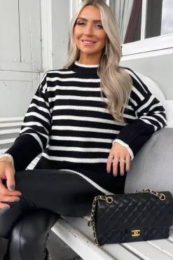 Sweter w paski z opuszczoną linią ramienia - czarny