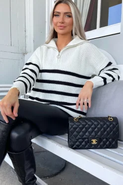 Sweter w pasy o luźnym kroju - kremowy