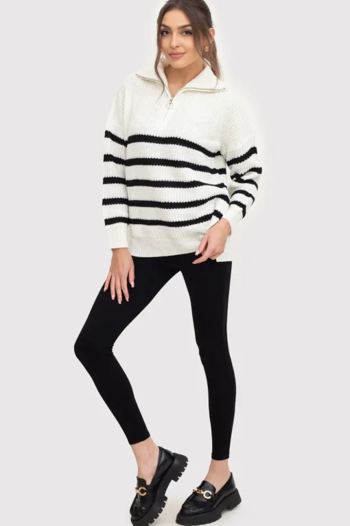 Sweter w pasy o luźnym kroju - kremowy