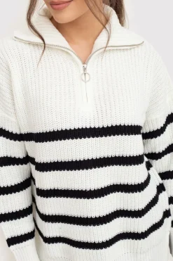 Sweter w pasy o luźnym kroju - kremowy
