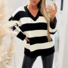 Sweter w pasy z dekoltem V - czarny