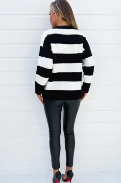 Sweter w pasy z dekoltem V - czarny