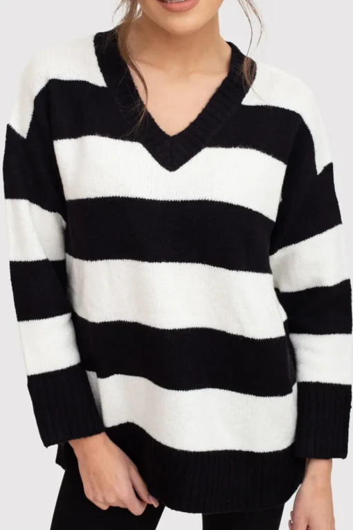 Sweter w pasy z dekoltem V - czarny