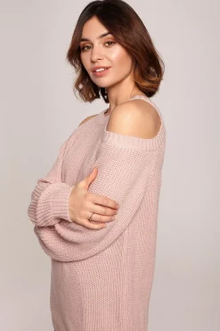 Sweter z wycięciami na ramionach - różowy