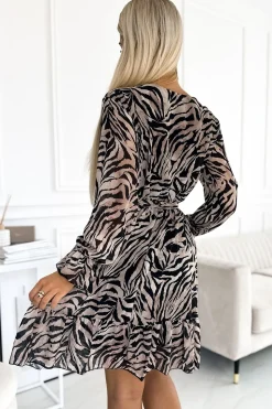 Szyfonowa sukienka z dekoltem, falbanką i paskiem - beżowo-czarna zebra