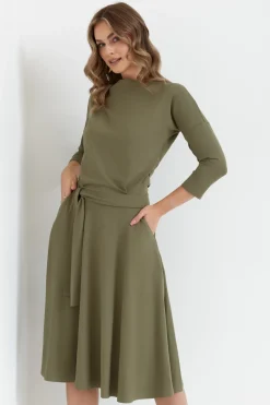 Wiskozowa sukienka rozkloszowana z paskiem – khaki