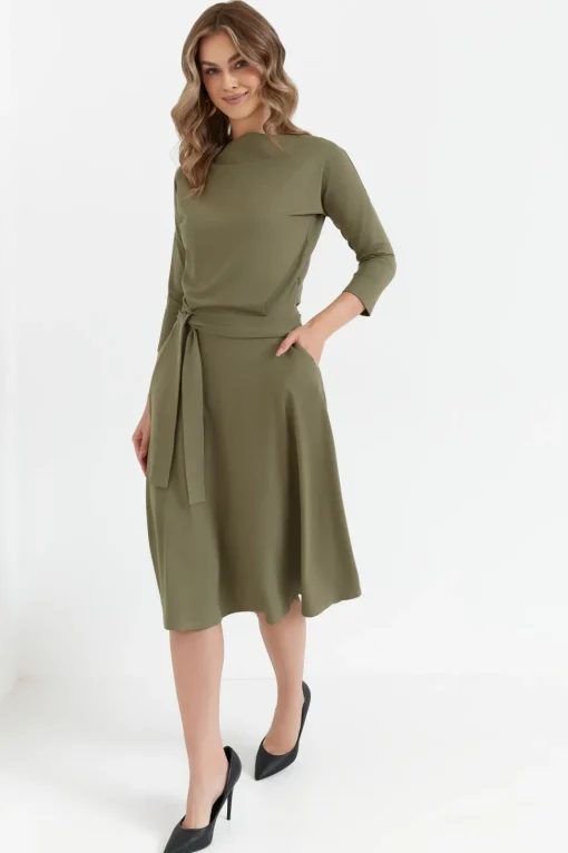 Wiskozowa sukienka rozkloszowana z paskiem – khaki