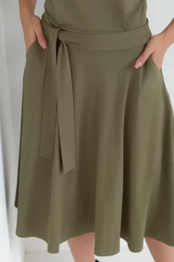 Wiskozowa sukienka rozkloszowana z paskiem – khaki