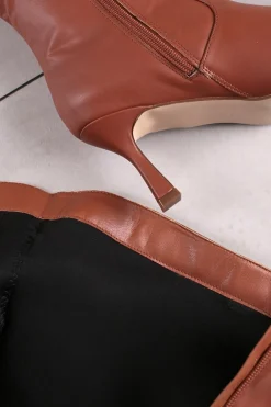 Wysokie buty na cienkim obcasie - brązowe