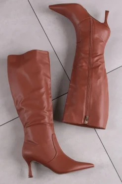 Wysokie buty na cienkim obcasie - brązowe