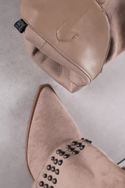 Zamszowe wysokie buty z ćwiekami Allie - brązowe